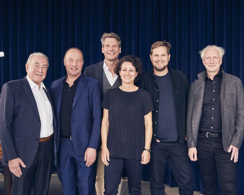 V.l.n.r. Wolfgang Hofmann (Geschäftsführer von Böhmler Büro und Objekt), Designer Tors Boontje, Alexander Wellhöfer (Managing Director Swarovski Lighting Business), Moderatorin Uta Abendroth, Designer Sebastian Herkner, Hartmut Roehrig (Geschäftsführer von Wittmann). © Böhmler Büro und Objekt © Marcus Hassler