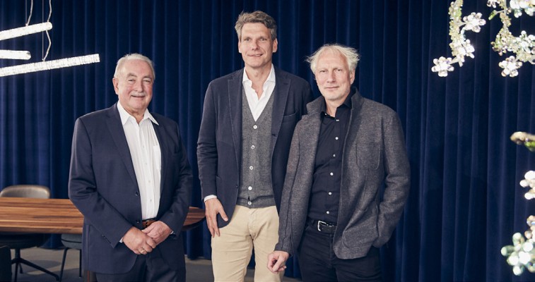 Wolfgang Hofmann (Geschäftsführer von Böhmler Büro und Objekt), Alexander Wellhöfer (Managing Director Swarovski Lighting Business) und Hartmut Roehrig (Geschäftsführer von Wittmann) © Böhmler Büro und Objekt / Marcus Hassler