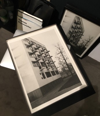 ...eine Mappe mit Bauhaus-Fotografien von Günther Förg an.Hier ein Blick ins Innere.