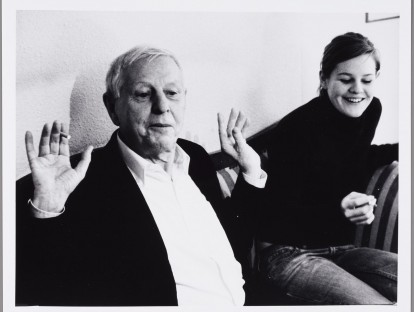 Hans Magnus Enzensberger mit Tochter Theresia, Kaufbeuren, 2004 © Münchner Stadtmuseum, Sammlung Fotografie, Archiv Moses, Nachlass des Fotografen