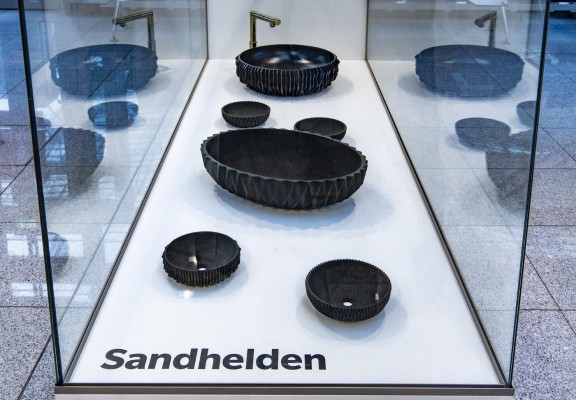 Waschbecken und Badewannen aus Sand. © Sandhelden