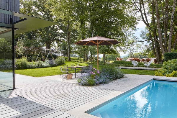 Zeitgemäßes Lebensgefühl: ein Garten mit Pool, Terrassen - und Blick in die Landschaft.