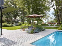 Zeitgemäßes Lebensgefühl: ein Garten mit Pool, Terrassen - und Blick in die Landschaft.