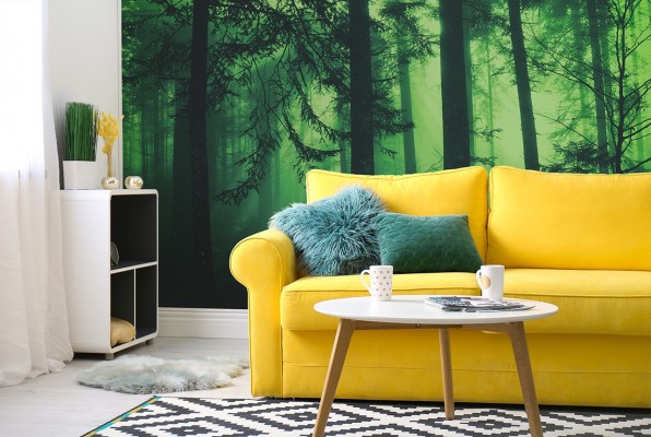 Flaschengrüner Wald im Wohnzimmer mit gelbem Sofa.