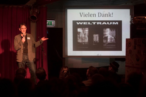 Rudolf Maximilian Becker präsentiert seinen „Weltraum" (©PLATFORM/Toby Binder)