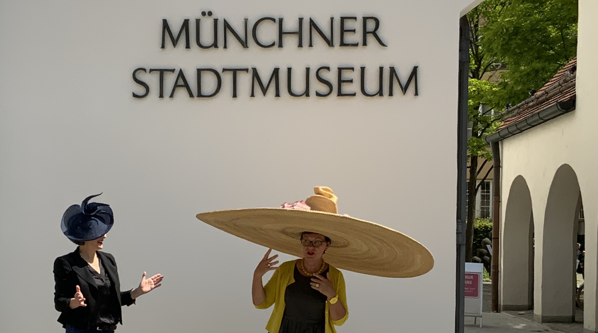Hutmacherin Nicki Marquardt und die Museumsdirektorin Dr. Frauke von der Haar mit Hut vor dem Münchner Stadtmuseum. © Münchner Stadtmuseum
