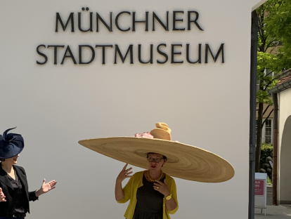 Hutmacherin Nicki Marquardt und die Museumsdirektorin Dr. Frauke von der Haar mit Hut vor dem Münchner Stadtmuseum. © Münchner Stadtmuseum