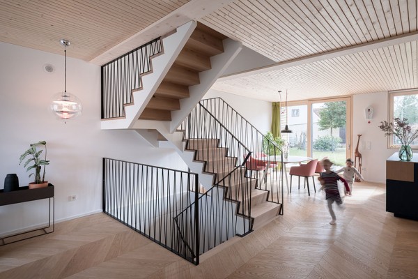 Zentrale Treppe, EG, Haus West