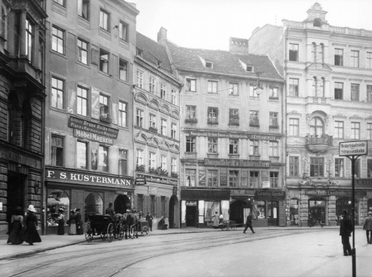 Kustermann am Münchner Viktualienmarkt. © Stadtarchiv Muenchen