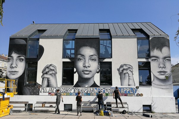 Im September auch in München: Die Street-Art_Künstlerinnen Zabou, Carrie Reichardt, Karen Francesca bei der Arbeit. Foto: Chinagirl Tile