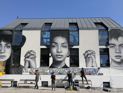Im September auch in München: Die Street-Art_Künstlerinnen Zabou, Carrie Reichardt, Karen Francesca bei der Arbeit. Foto: Chinagirl Tile