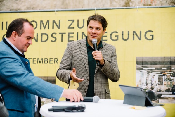 Von der Offenheit der Immobilie zeigten sich der Bezirksausschussvorsitzende Markus Lutz (rechts) und Münchens Wirtschaftsreferent Clemens Baumgärtner (links) angetan. Foto: Urban Progress.