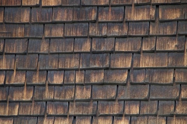 Holz gilt als natürlicher Baustoff mit hoher Haltbarkeit bei der Eindeckung. | Pixabay.com © Efraimstochter CCO Public Domain
