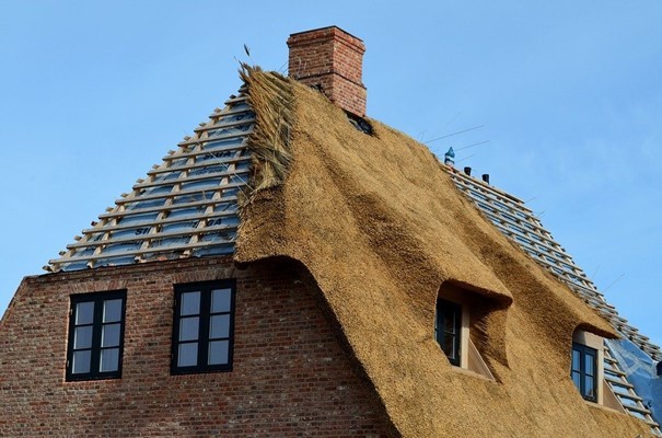 Die Anbringung eines Reetdaches ist aufwendig, doch das Ergebnis wunderschön. | Pixabay.com © Detmold CCO Public Domain