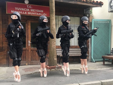 Halil Altindere  „Ballerinas and Police“. © Courtesy of the artist and PİLOT Gallery, Istanbul