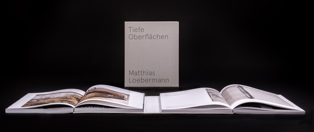Das Buch klappt sich in der Mitte auf... © Manfred Wilhelm