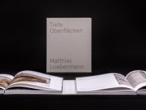 Das Buch klappt sich in der Mitte auf... © Manfred Wilhelm