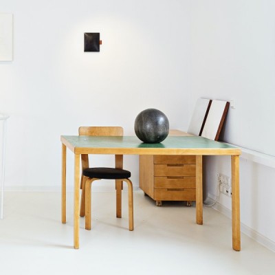 Ein Schreibtisch mit Rollcontainer von Alvar Aaalto, Finnland von 1929/30 für zusammmen 12.800 Euro bei der Münchner Galerie von Stefan Vogdt zu kaufen.