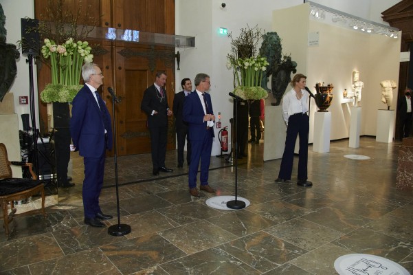 Das VIP Opening am 20.10. links: Bernd Schreiber (Präsident Bayerische Verwaltung der staatlichen Schlösser, Gärten und Seen (Hausherr Residenz), im Hintergrund: Christian Eduard Franke-Landwehrs und Alexander Kunkel, beide GH HIGHLIGHTS, mitte: Dr. Bernd Sibler MdL, Bayerischer Staatsminister für Wissenschaft und Kunst, rechts: Juana Schwan (Messeleitung + GF HIGHLIGHTS); © Ateliers XPO Michael Aust GmbH