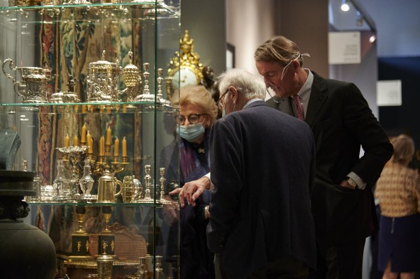 ganz rechts: Christian Eduard Franke-Landwehrs (Kunsthandlung Christian Eduard Franke und GF HIGHLIGHTS) mit Besuchern; © Ateliers XPO Michael Aust GmbH