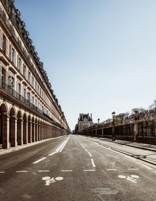 29. März 2020: die prachtvolle Rue de Rivoli an der wohlbekannten Parkanlage Jardin des Tuileries in Paris. Foto © Stéphane Gizard
