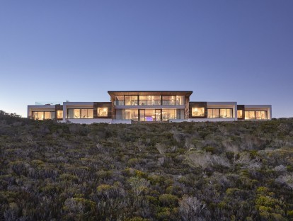 Die Kubatur schmiegt sich elegant in die Topographie.