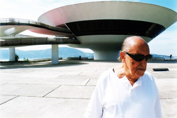 Oscar Niemeyer am Museu de Arte Contemporânea in Niteró