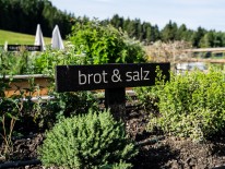 Der Kräutergarten, dessen Erzeugnisse jeden Tag auf dem Tisch laden; © Hotel Pfösl