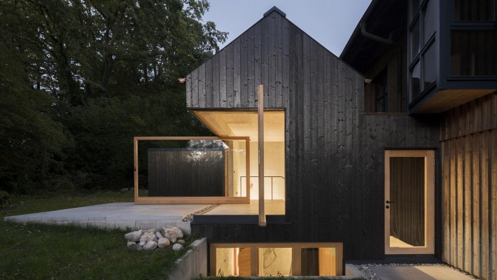 Das schwarze Haus am Ammersee von Buero Wagner. © Florian Holzherr