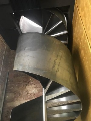 Statement aus Stahl: Treppe in der Weinmanufaktur