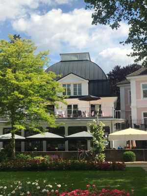 Direkt am Rosengarten: Weinmanufaktur von außen