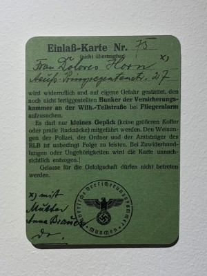 Eine Einlasskarte aus zum Glück vergangenen Zeiten; © AnArchitecturalLife