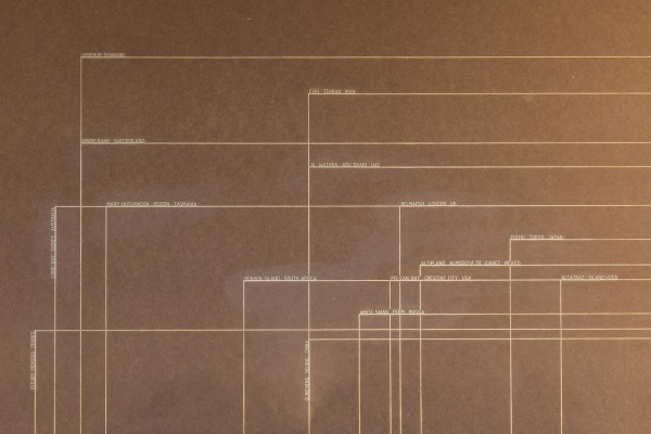 Von Nadja Kaabi-Linke. Diese Linien bilden den Umriss bekannter Gefängniszellen; © BNKR