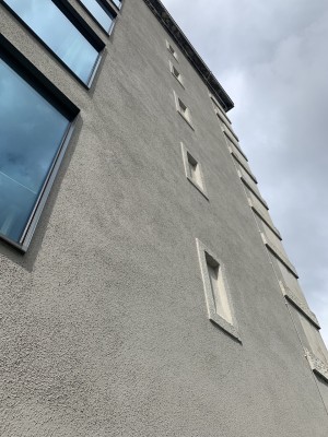 Der BNKR von außen. Die Fenster sind neu, die Lüftungsschlitze waren damals die einzige "Verbindung" zur Außenwelt; © AnArchitecturalLife