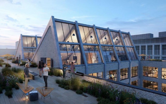 Die Dachterrasse als Ort der Begegnung, für Open-Air-Meetings und die Mittagspause in der Sonne. © Brückner Architekten