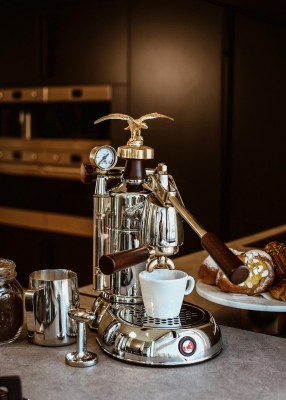 Übrigens: Im Münchner Showroom werden ab sofort sowohl die legendären Handhebelmaschinen der Traditionsmarke La Pavoni für den privaten Anwender angeboten, als auch die etwas größeren, chromblitzenden semiprofessionellen Maschinen und Kaffeemühlen.