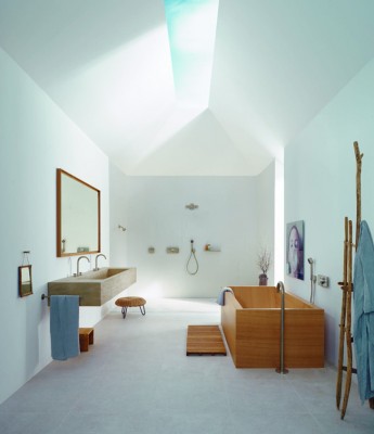 Wärmer und weniger nüchtern als ein rein minimalistisches Interieur, zeichnet sich das Moderne Einfachheit-Badezimmer in Kopenhagen durch eine Palette kühler Grau- und Cremetöne aus, die mit hellen Holztönen wie natürlicher Eiche kombiniert werden.