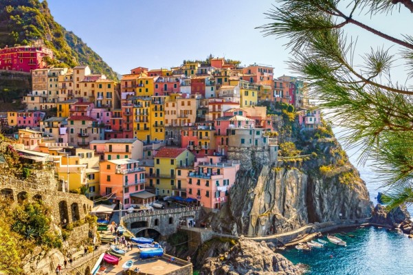 Die Cinque Terre in Italien sind bekannt für ihre bunten Häuser, die sich wie eine Terrasse bis an die italienische Riviera anordnen. Doch auch die bayerische Hauptstadt wartet mit bunten Häuserfassaden auf. | pixabay.com © Kookay (CC0 Public Domain)