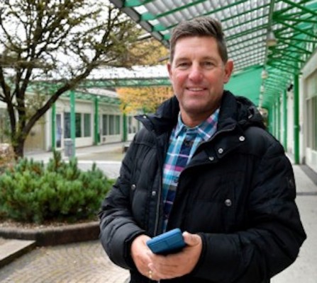 Taufkirchens Bürgermeister Ullrich Sander in der weitgehend leerstehenden Lindenpassage.