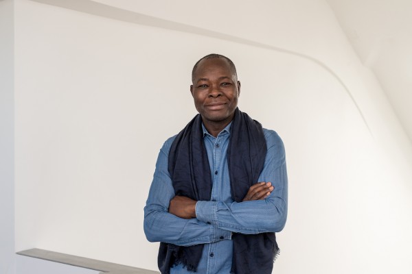 Prof. Francis Kere; Professur 'Architectural Design and Participation', Fakultaet fuer Architektur an der Technischen Universitaet Muenchen (TUM); fotografiert am Lehrstuhal am 18.02.2019; Foto: © Astrid Eckert / TU Muenchen