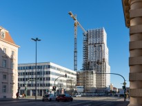 Nachbau des Turms der Garnisonkirche (hier noch eingerüstet) steht unmittelbar neben dem als Kunst- und Kreativhaus genutzten ehemaligen Rechenzentrum an der Breiten Straße im Zentrum von Potsdam   © Kristina Tschesch, Januar 2022