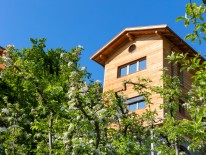 Nachhaltige Massivholzbauweise: Gästehaus des Greiterhofs in Lana. Foto Roter Hahn/Frieder Blickle