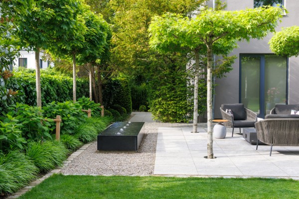 Wassertisch und Loungeplatz am offenen Kamin