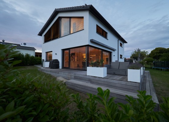 Südostansicht mit Holzterrasse