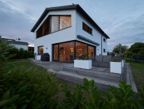 Südostansicht mit Holzterrasse