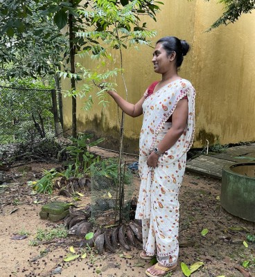 Eine der Ärztinnen führt uns durch einen Schau-Kräutergarten