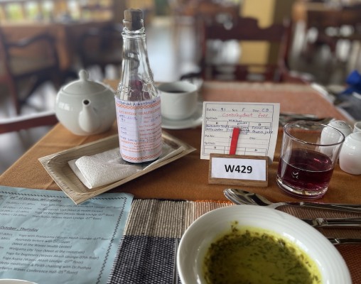 Auch am Esstisch Medizin. Das Schild gibt dem Service Info über die individuellen Anordnungen