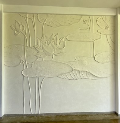 Ein Wandrelief zeigt Seerosen