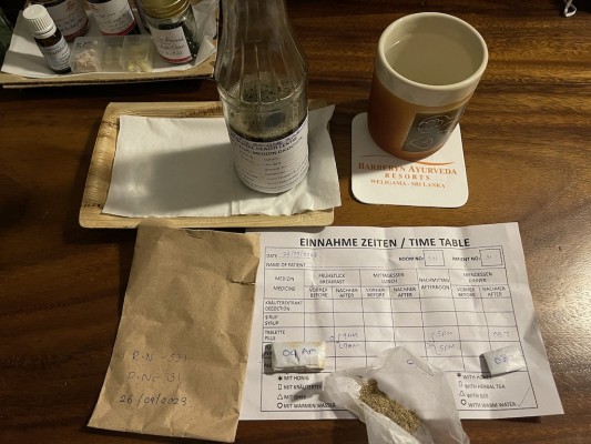 Die tägliche Medizin mit Zeitplan wird einem gebracht