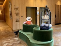 Ein Eingangsbereich: Eine grünes Sitzarrangement empfängt die Gäste Zentrum